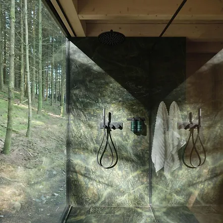 Hutstuf - The Weasel&hottub Ferienhaus *
